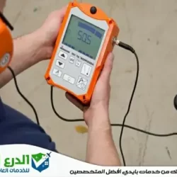 فني شركة الدرع المثالي يستخدم جهاز كشف تسربات المياه في دبي لفحص الحوائط